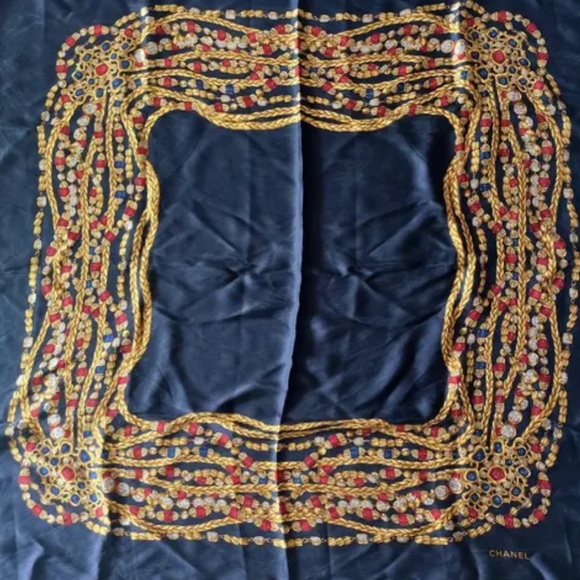 CHANEL Silk scarf
Very good condition
Navy, Silk - Picture 6 of 9